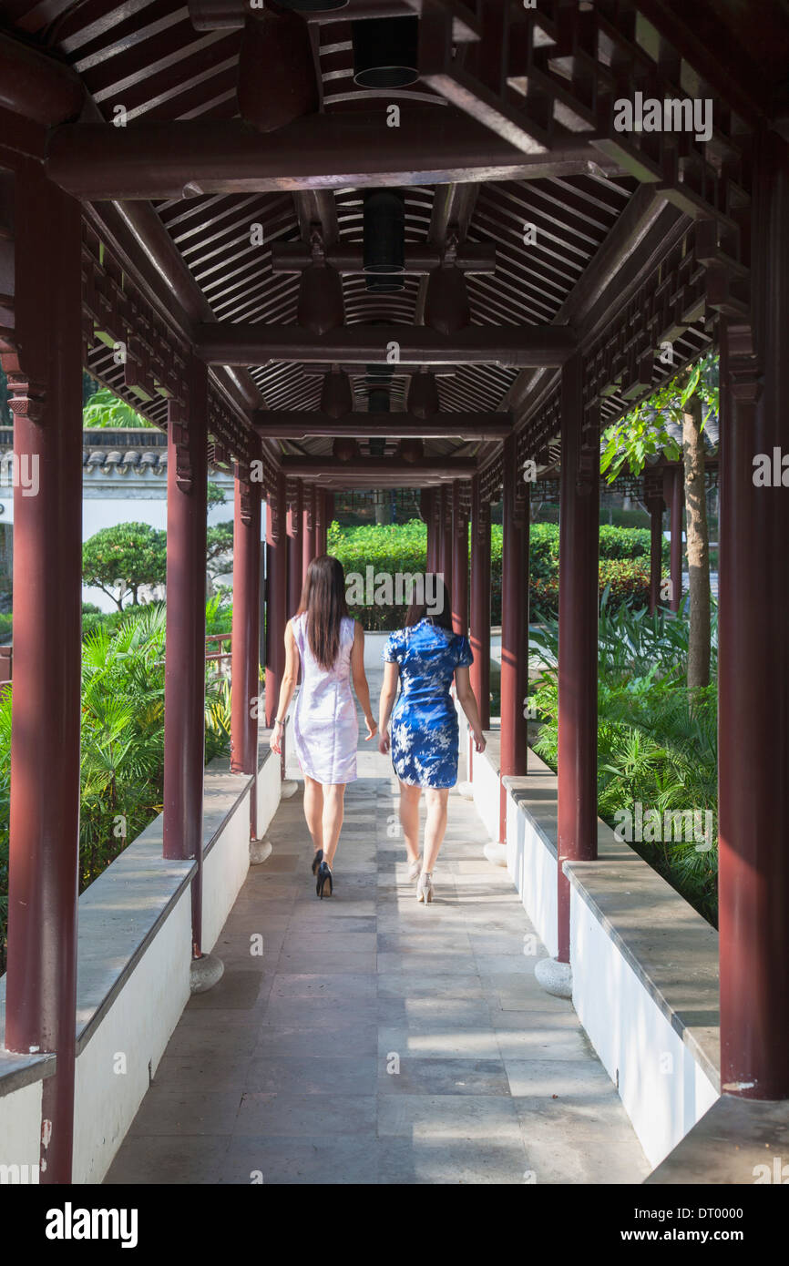 Les femmes portant robe cheongsam traditionnel à Kowloon Walled City, Kowloon, Hong Kong, Chine Banque D'Images