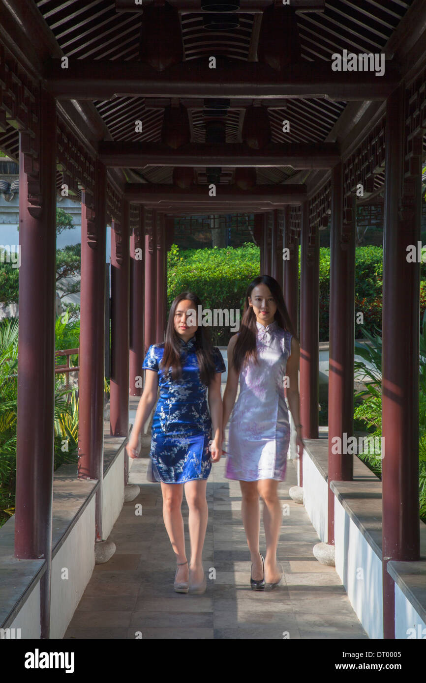 Les femmes portant robe cheongsam traditionnel à Kowloon Walled City, Kowloon, Hong Kong, Chine Banque D'Images
