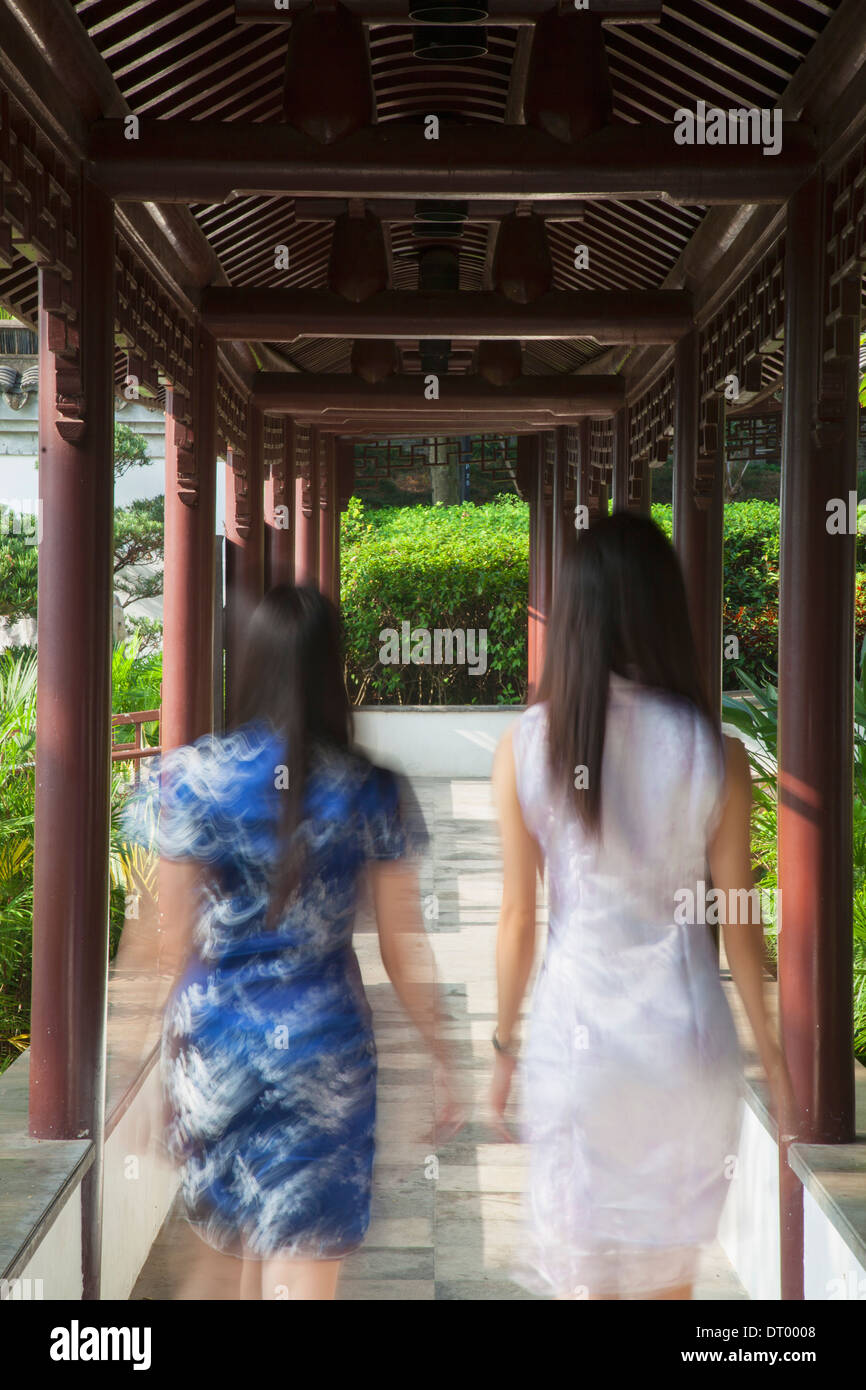 Les femmes portant robe cheongsam traditionnel à Kowloon Walled City, Kowloon, Hong Kong, Chine Banque D'Images