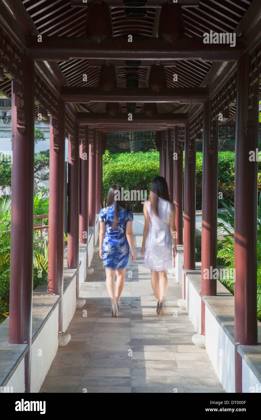 Les femmes portant robe cheongsam traditionnel à Kowloon Walled City, Kowloon, Hong Kong, Chine Banque D'Images