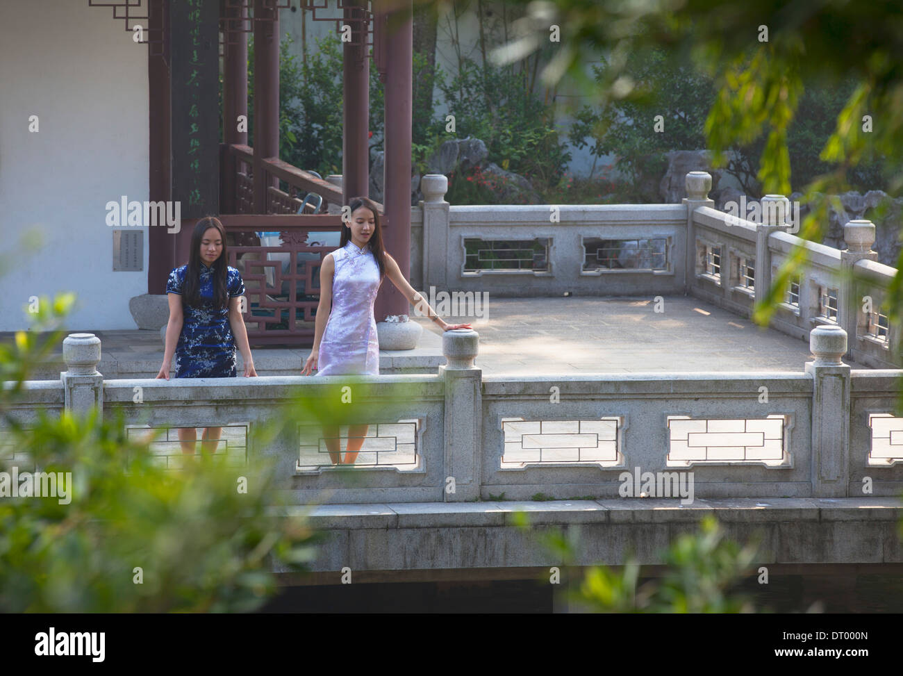 Les femmes portant robe cheongsam traditionnel à Kowloon Walled City, Kowloon, Hong Kong, Chine Banque D'Images