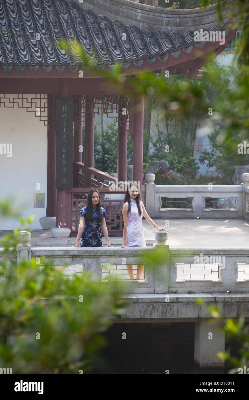 Les femmes portant robe cheongsam traditionnel à Kowloon Walled City, Kowloon, Hong Kong, Chine Banque D'Images