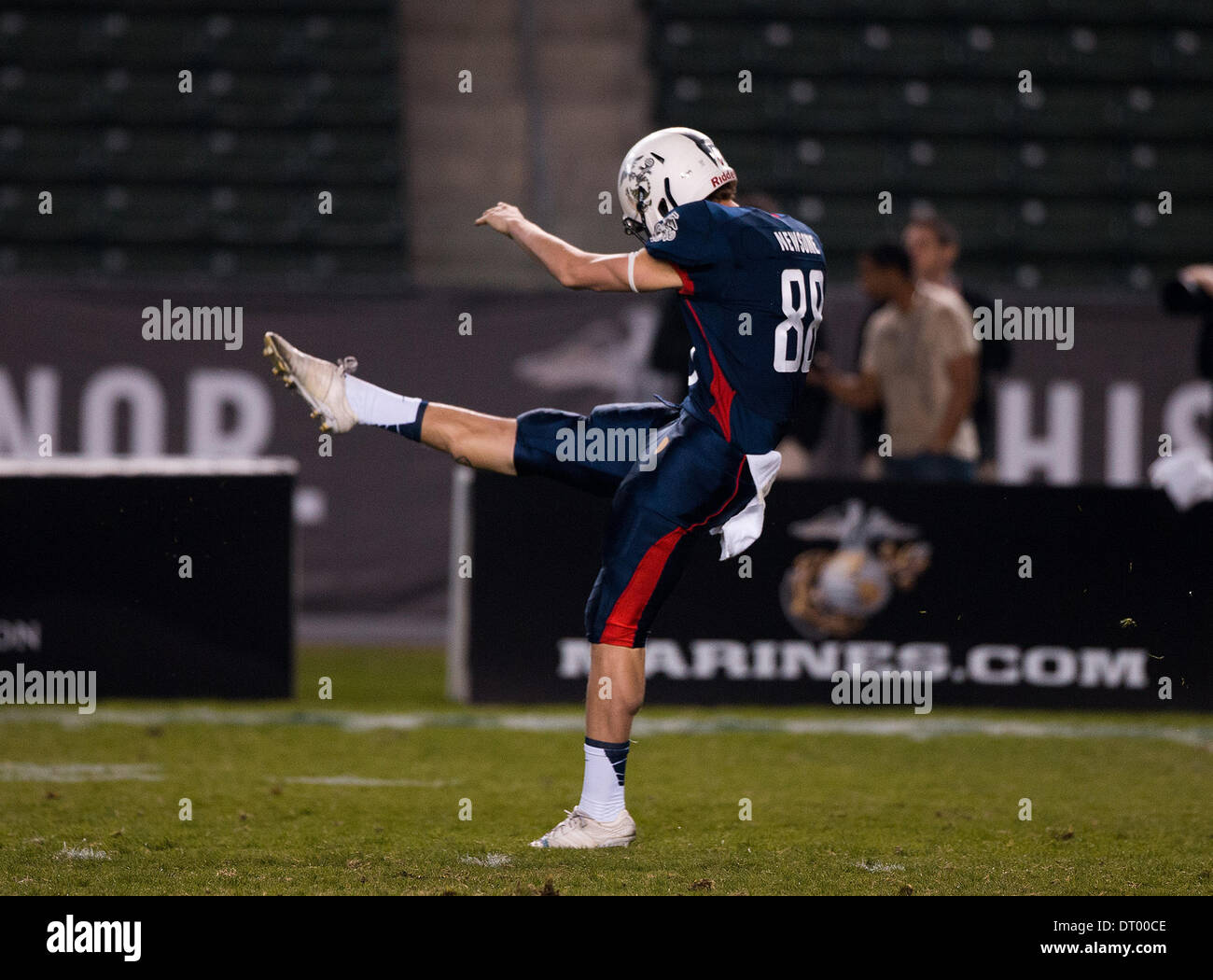 Carson, CA, USA. 5Th Jan, 2014. 5 janvier 2014 Carson, CA.Côte Est de l'équipe bleue, et Notre Dame Fighting Irish punter commit verbale/kicker (88) Tyler Newsome en action au cours de la 3ème Conférence Annuelle Semper Fidelis All-American Bowl match de football entre l'équipe bleue à partir de la côte est, et l'équipe de blanc à partir de la côte ouest, à l'StubHub Center de Carson, en Californie. La côte ouest de l'équipe blanc a gagné 31-24. (Crédit obligatoire : Juan Lainez / MarinMedia / Cal Sport Media) © csm/Alamy Live News Banque D'Images
