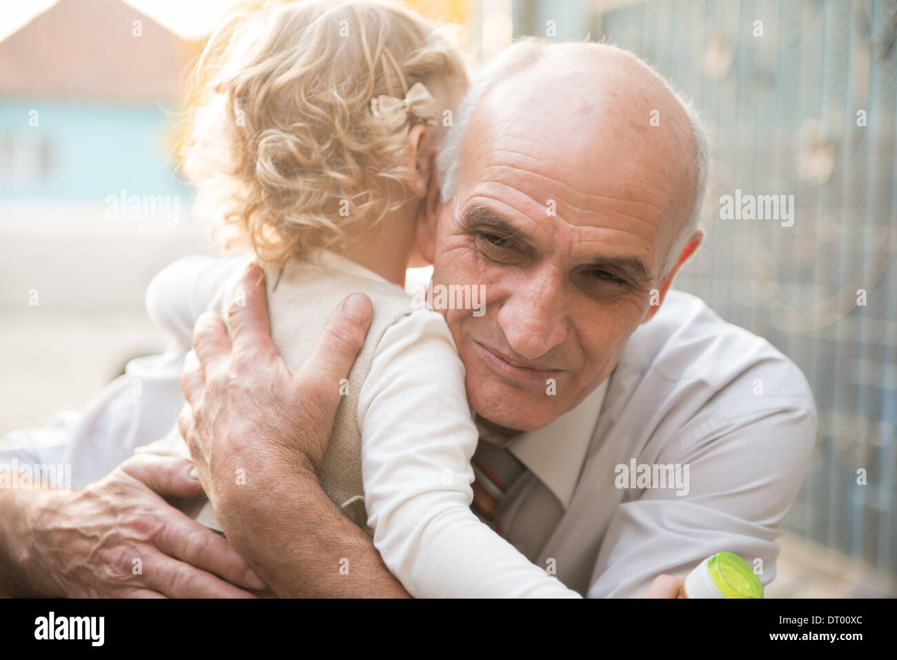 Heureux grand-père avec sa petite-fille curly mignon Banque D'Images