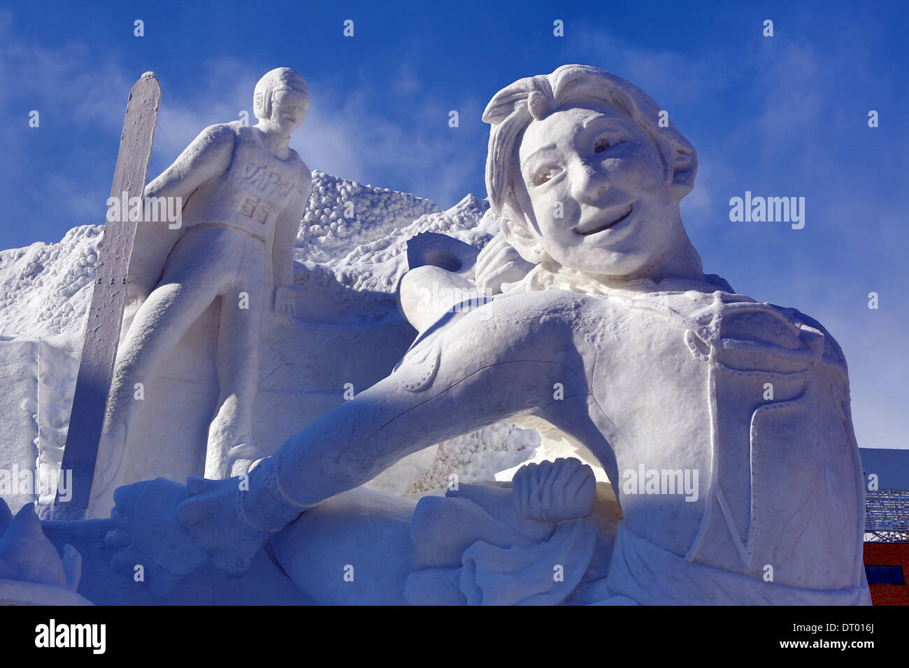 Sapporo, Japon. 5e février 2014. Sculpture de Glace appelée "paradis des sports d'hiver, Hokkaido' dispose de l'encouragement des athlètes de sports d'hiver l'équipe japonaise à la victoire aux Jeux olympiques de Sotchi au premier jour de la 65e Sapporo Snow Festival 2014 à Sapporo, Japon. Plus de deux millions de personnes sont attendues à la semaine de festival. Crédit : Paul Brown/Alamy Live News Banque D'Images