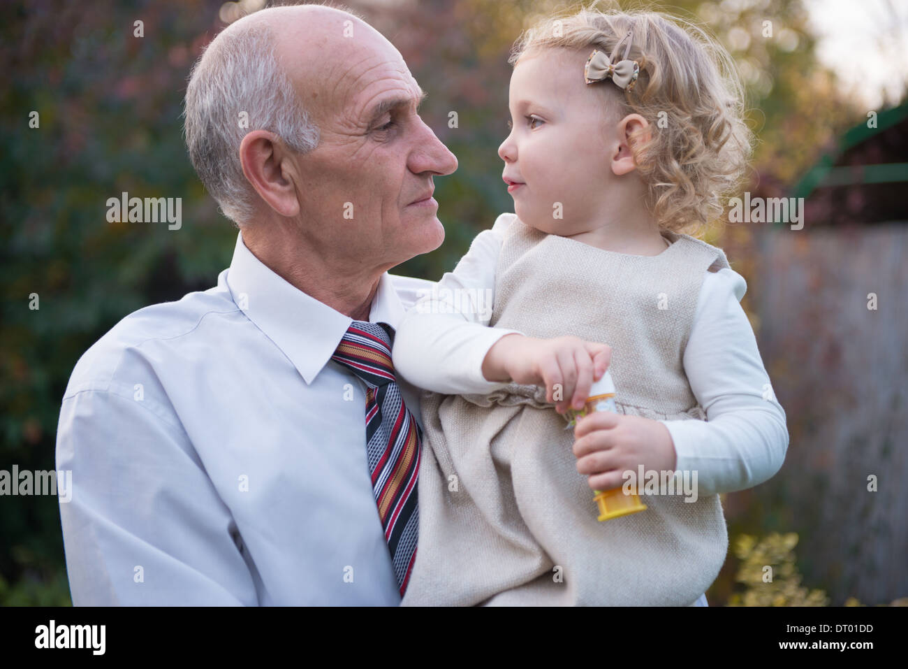 Heureux grand-père avec sa petite-fille curly mignon Banque D'Images