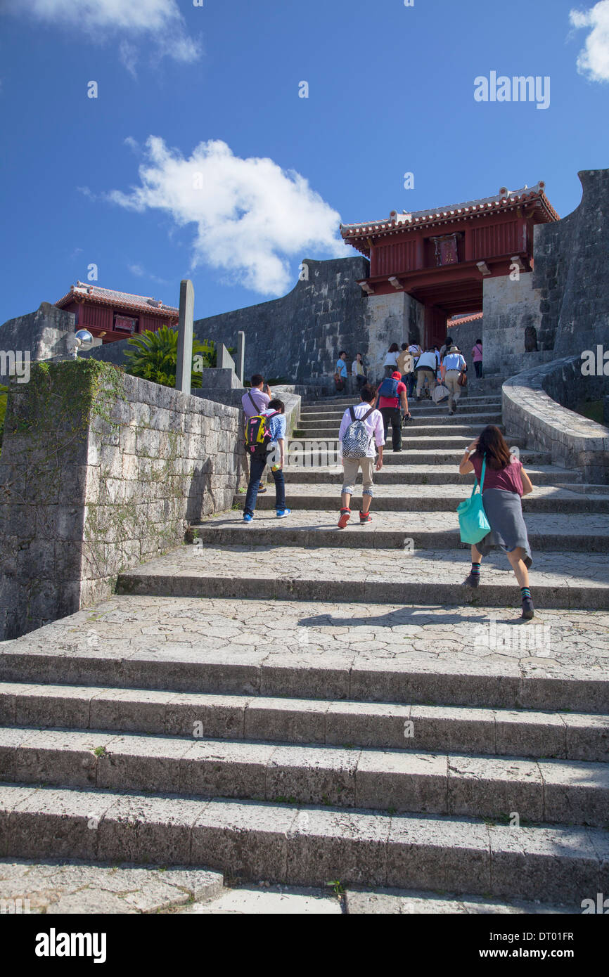 Les touristes de passage par la porte au château de Shuri (Site du patrimoine mondial de l'UNESCO), Naha, Okinawa, Japon Banque D'Images