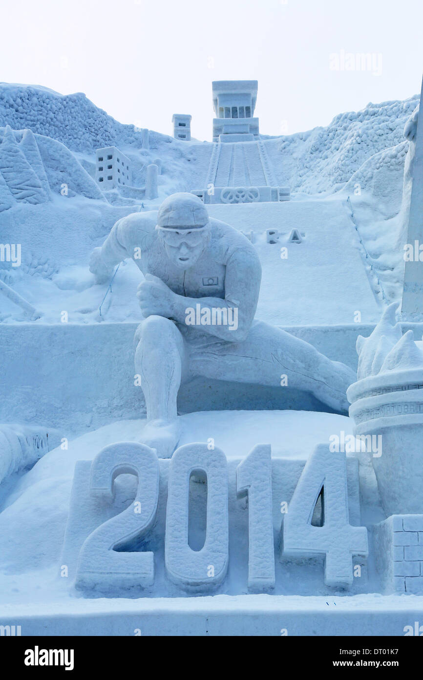 Sapporo, Japon. 5e février 2014. Sculpture de Glace appelée "paradis des sports d'hiver, Hokkaido' dispose de l'encouragement des athlètes de sports d'hiver l'équipe japonaise à la victoire aux Jeux olympiques de Sotchi au premier jour de la 65e Sapporo Snow Festival 2014 à Sapporo, Japon. Plus de deux millions de personnes sont attendues à la semaine de festival. Crédit : Paul Brown/Alamy Live News Banque D'Images