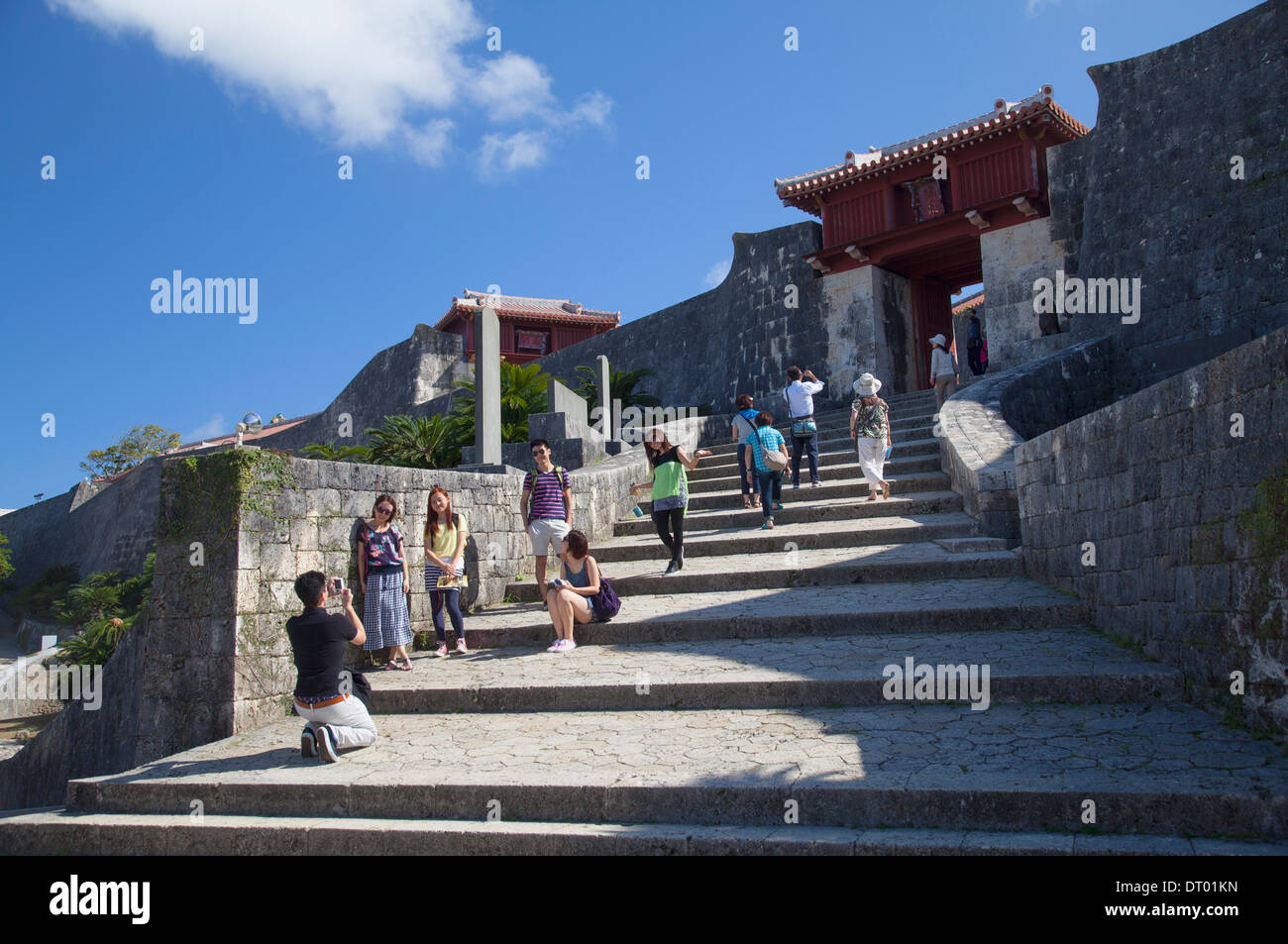 Les touristes en face de la porte au château de Shuri (Site du patrimoine mondial de l'UNESCO), Naha, Okinawa, Japon Banque D'Images