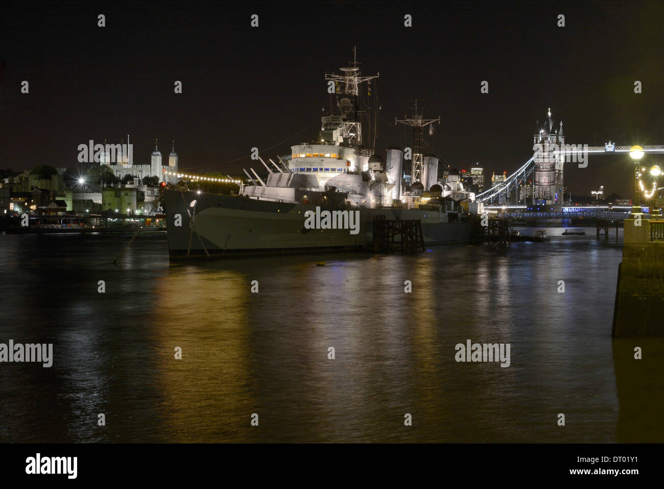 Le HMS Belfast (Seconde Guerre mondiale) battleship illuminée la nuit sur la Tamise. Londres. L'Angleterre Banque D'Images