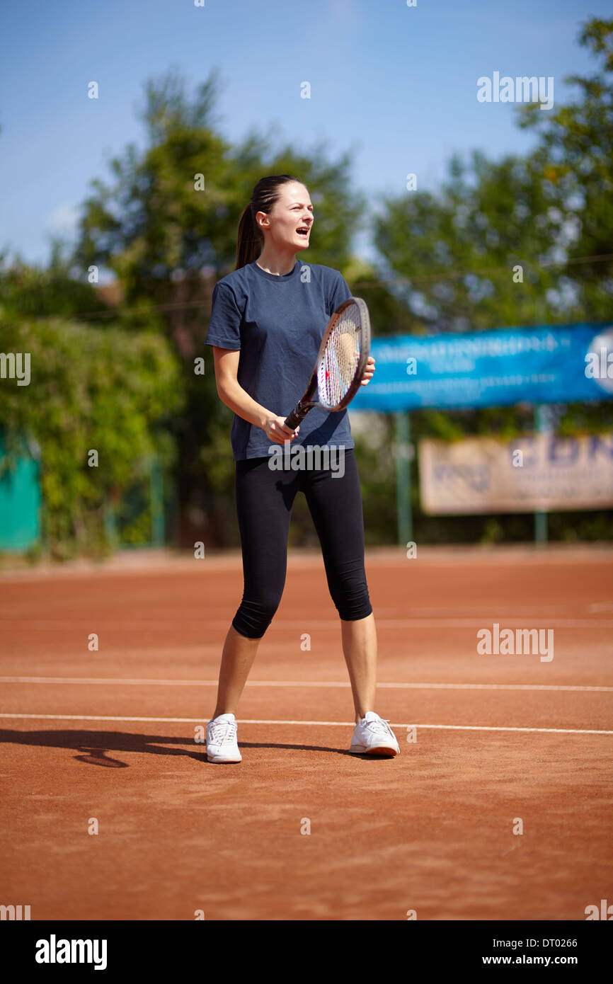 L'enseignement de l'instructeur de tennis sur une cour d'argile Banque D'Images