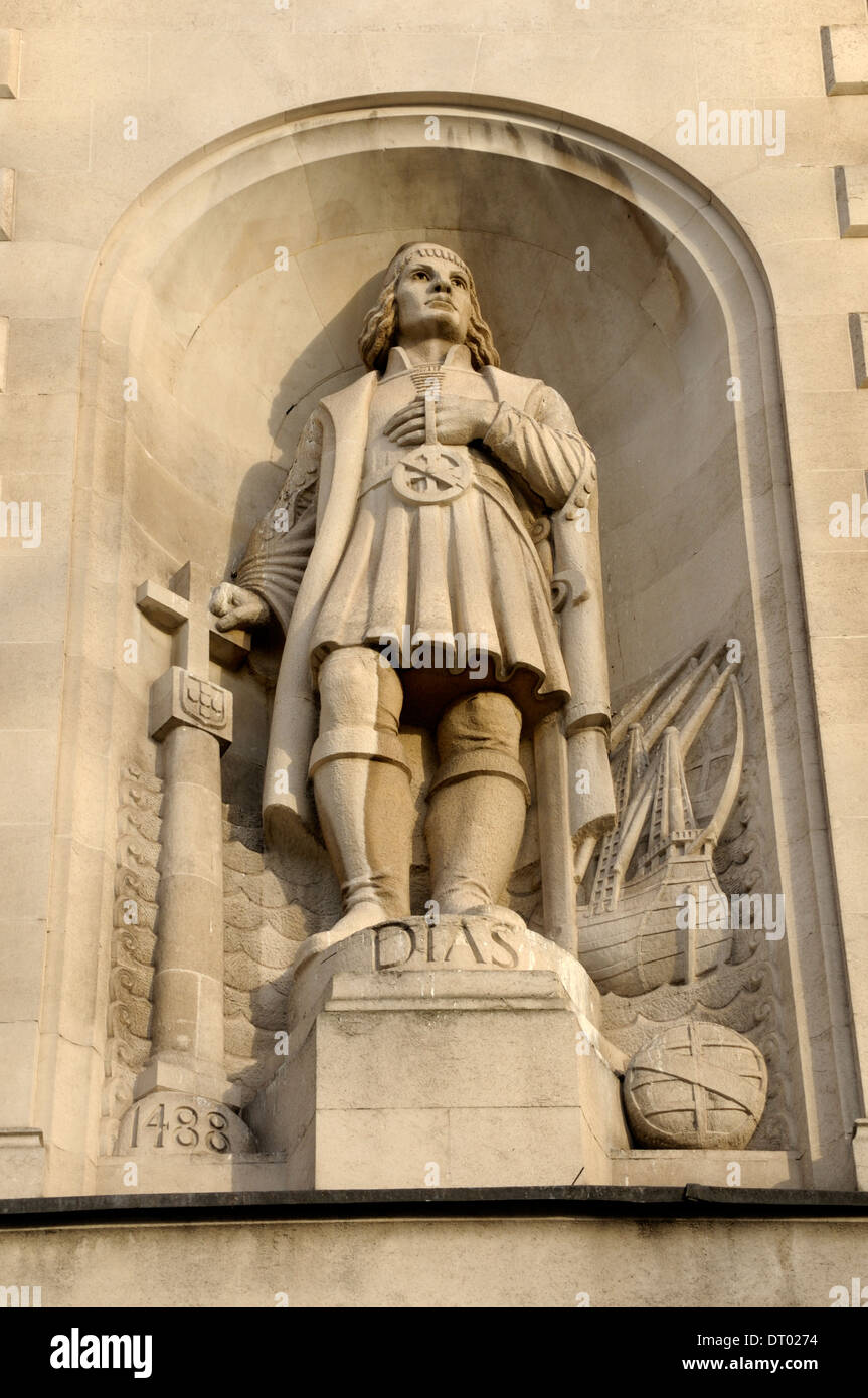 Londres, Angleterre, Royaume-Uni. Statue de Bartolomeu Dias (Bartholemew / explorateur portugais) sur façade de maison de l'Afrique du Sud, Trafalgar Sq Banque D'Images