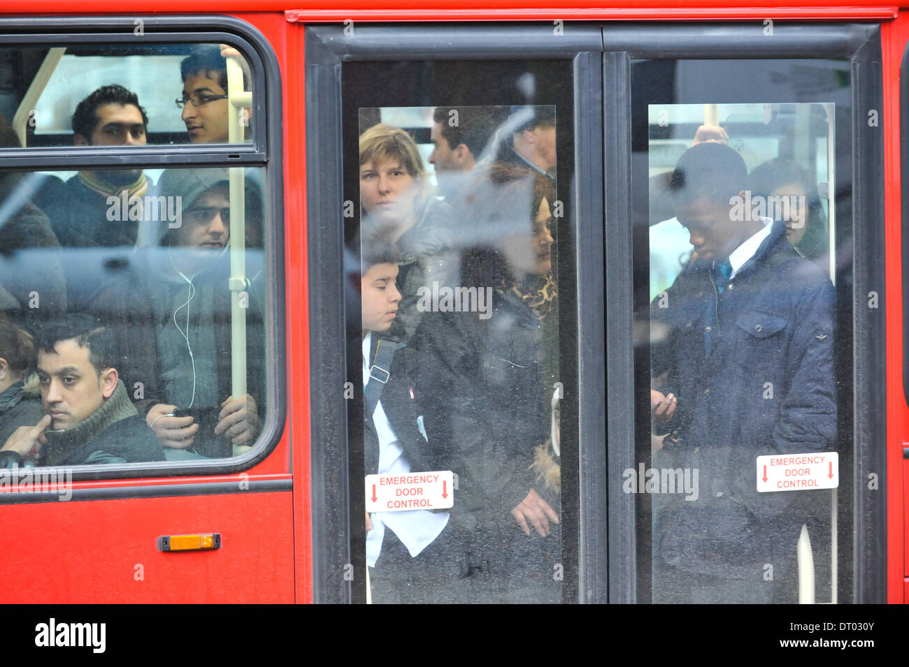 Turnpike Lane, Londres, Royaume-Uni. 5e février 2014. Les autobus remplis de passagers par Turnpike Lane, la ligne Piccadilly est fermé par le centre de Londres. Crédit : Matthieu Chattle/Alamy Live News Banque D'Images