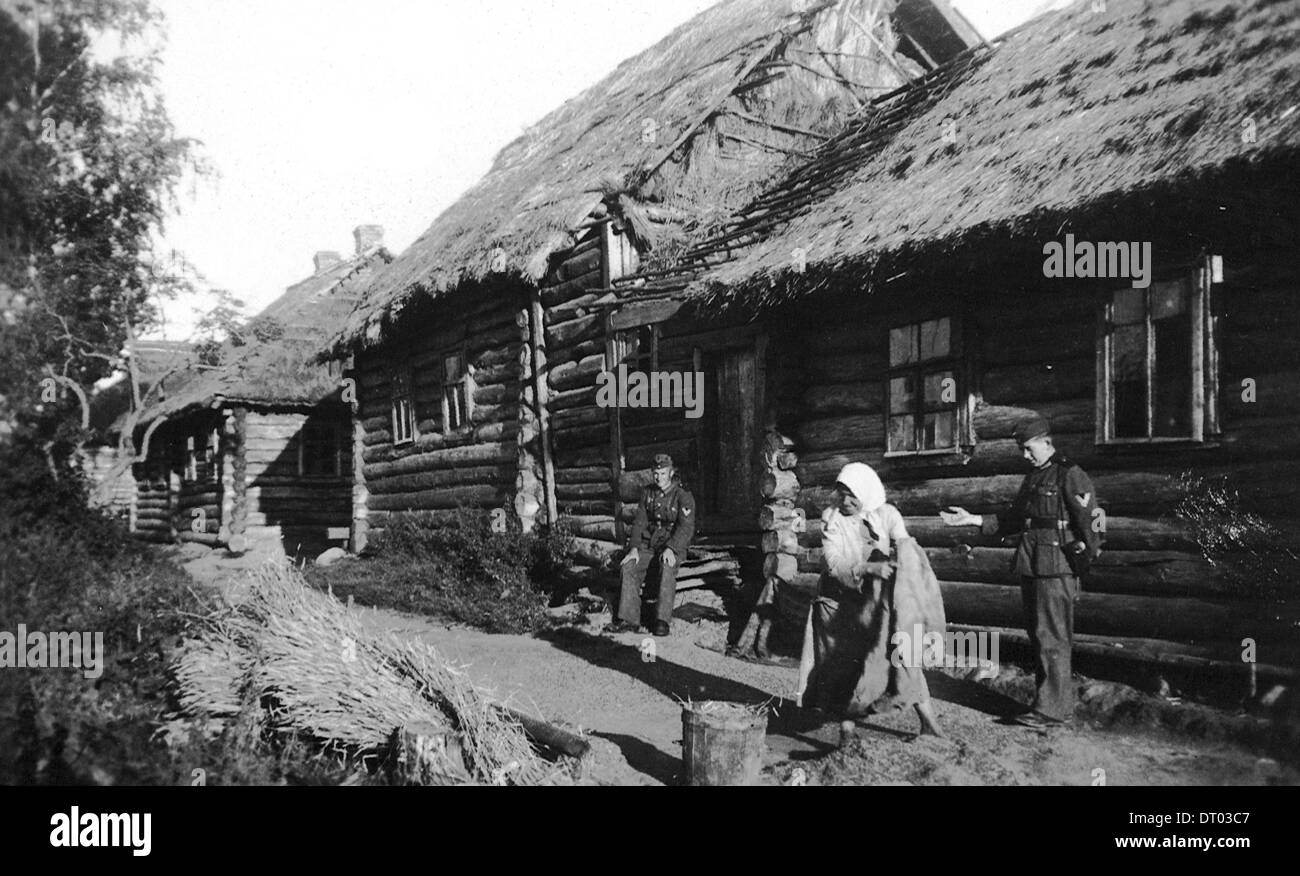 Maisons de village avec Soldats allemands une femme de ferme en Russie Banque D'Images