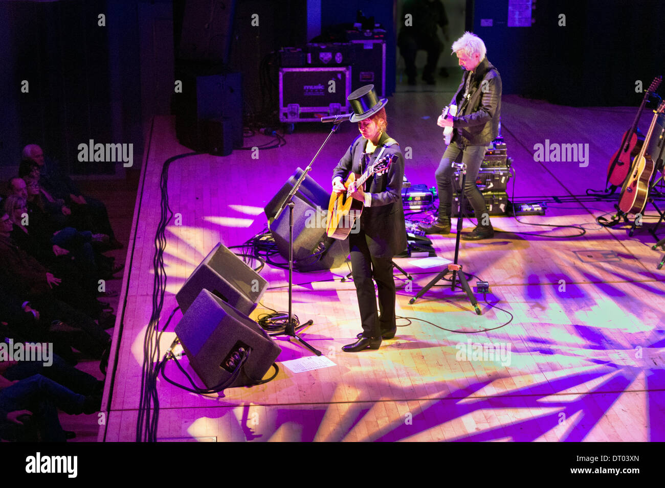 Birmingham, UK . 06Th Feb 2014. Le chanteur compositeur Suzanne Vega en concert, à l'Hôtel de ville de Birmingham, Royaume-Uni le 3 février 2014. Accompagné par le guitariste Jerry Leonard. Crédit : John Bentley/Alamy Live News Banque D'Images