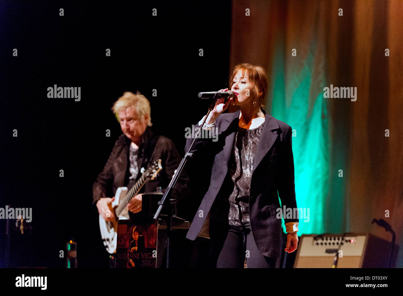 Birmingham, UK . 06Th Feb 2014. Le chanteur compositeur Suzanne Vega en concert, à l'Hôtel de ville de Birmingham, Royaume-Uni le 3 février 2014. Accompagné par le guitariste Jerry Leonard. Crédit : John Bentley/Alamy Live News Banque D'Images