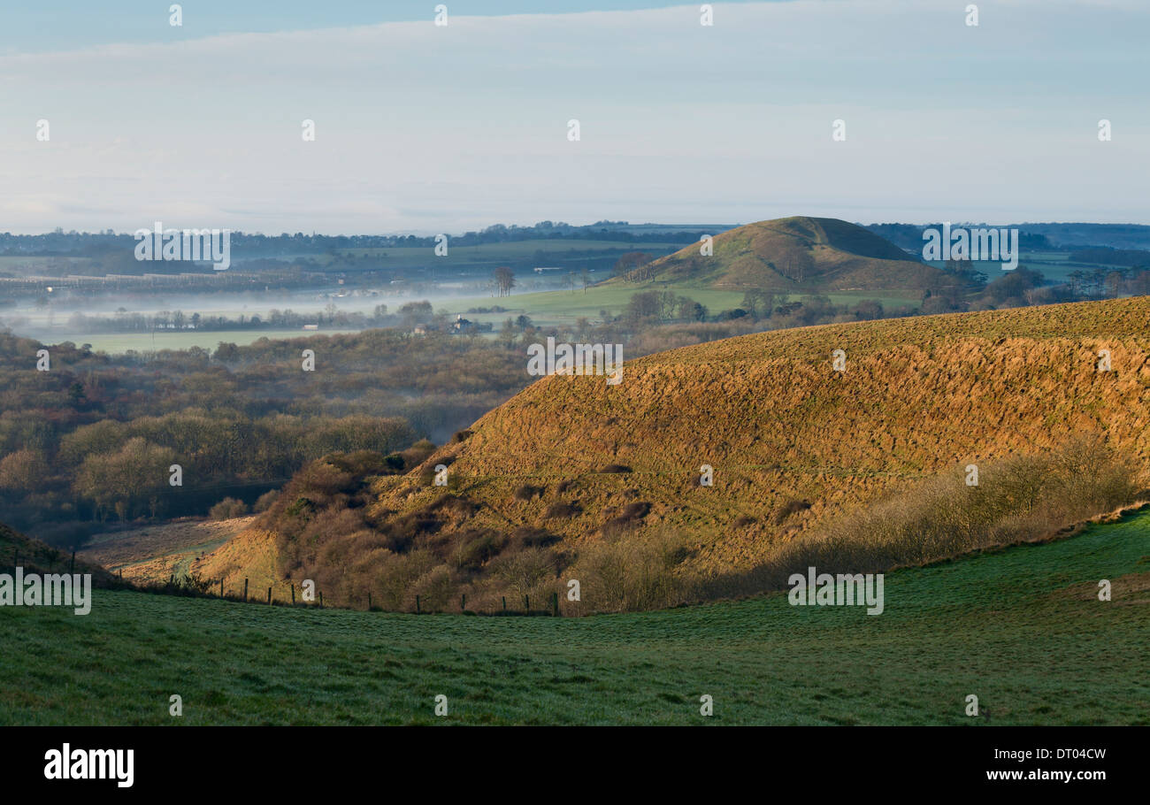 La vue de l'escarpement du North Downs avec un pavillon d'Hill sur la droite, avec Eurotunnel de Folkestone sur la gauche. Kent, UK. Banque D'Images