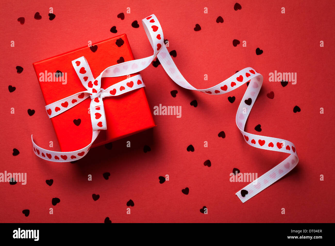 Boîte-cadeau avec ruban sur fond de papier rouge. Valentines Day . Vue d'en haut Banque D'Images