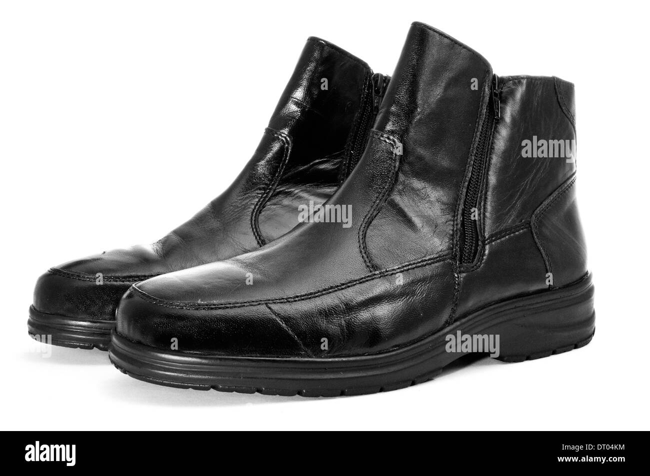 Une paire de bottes en cuir noir pour l'homme sur un fond blanc Banque D'Images