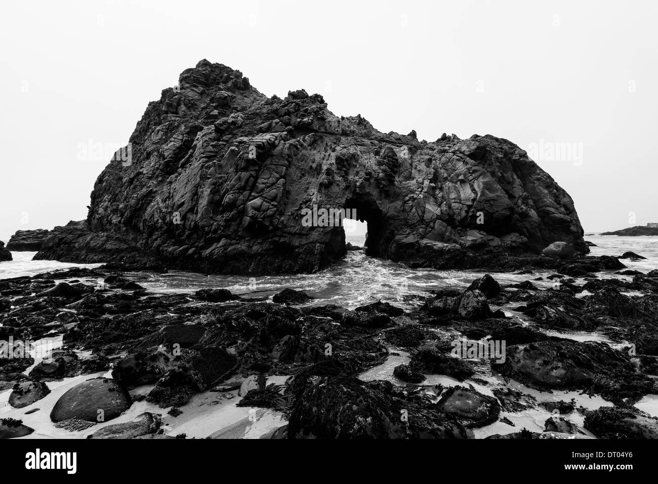 Pfeiffer Beach Californie Parc d'état de Big Sur en noir et blanc des rochers et des vagues Banque D'Images