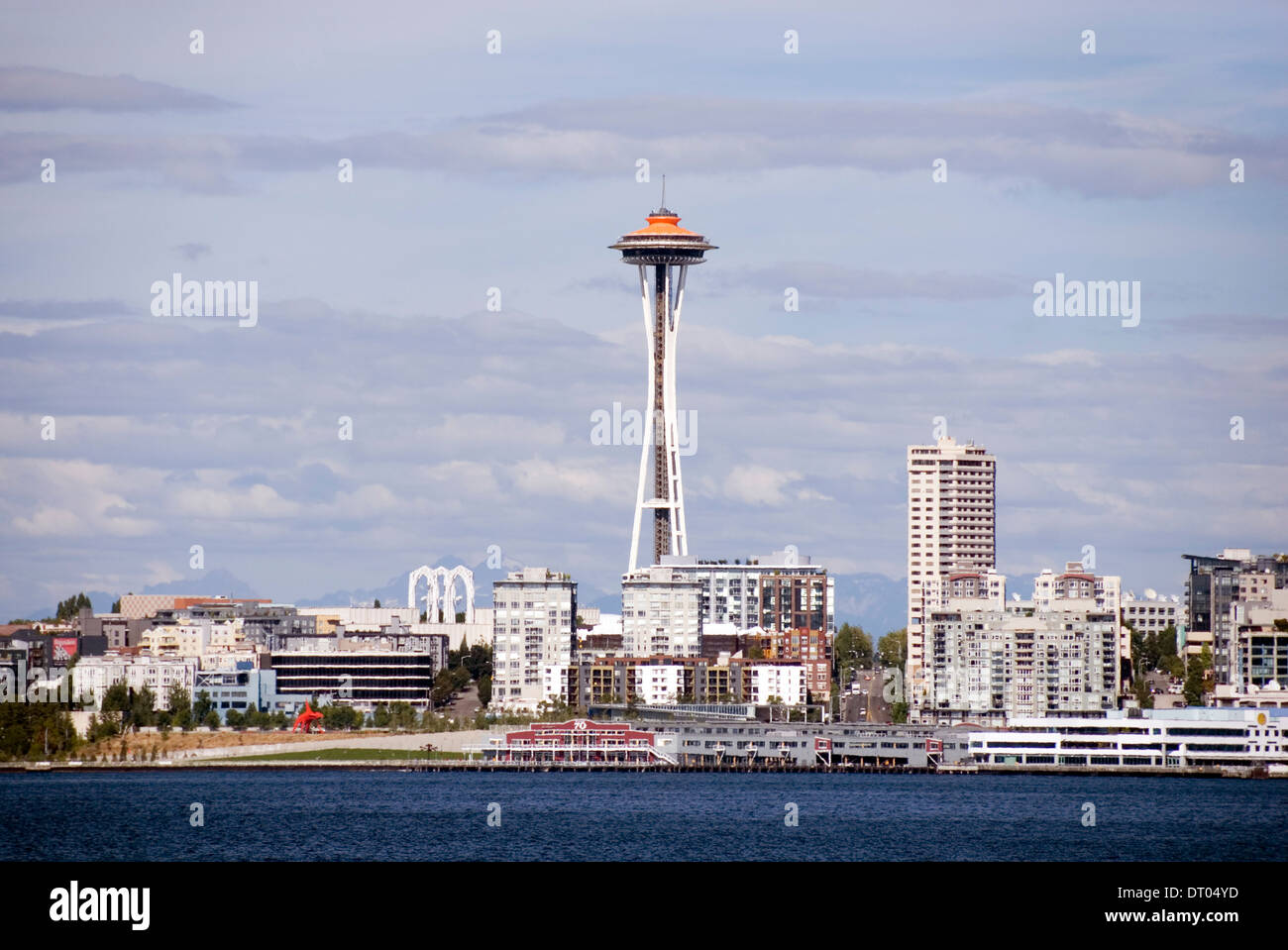 Vue sur la baie Elliott à la Space Needle de Seattle, de Alki, West Seattle, USA Banque D'Images