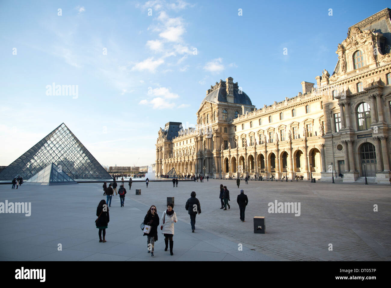 Pyramide de verre au Musée du Louvre dans le centre de cour Napoléon à côté du palais du Louvre, Paris, France. Banque D'Images