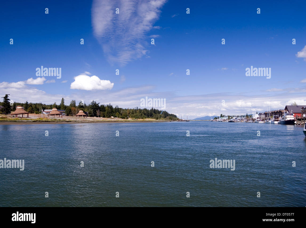 Le canal Swinomish divise la Conner de la réserve indienne de Skagit terres, Skagit Comté, Washington, USA Banque D'Images