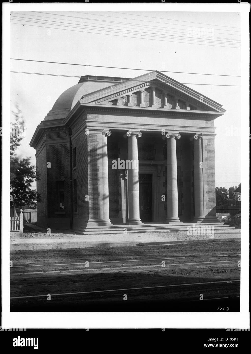 Vue extérieure de la bibliothèque médicale Barlow de l'Université de Californie du Sud, située sur North Broadway à Los Angeles, photographiée entre 1900 et 1930. Banque D'Images