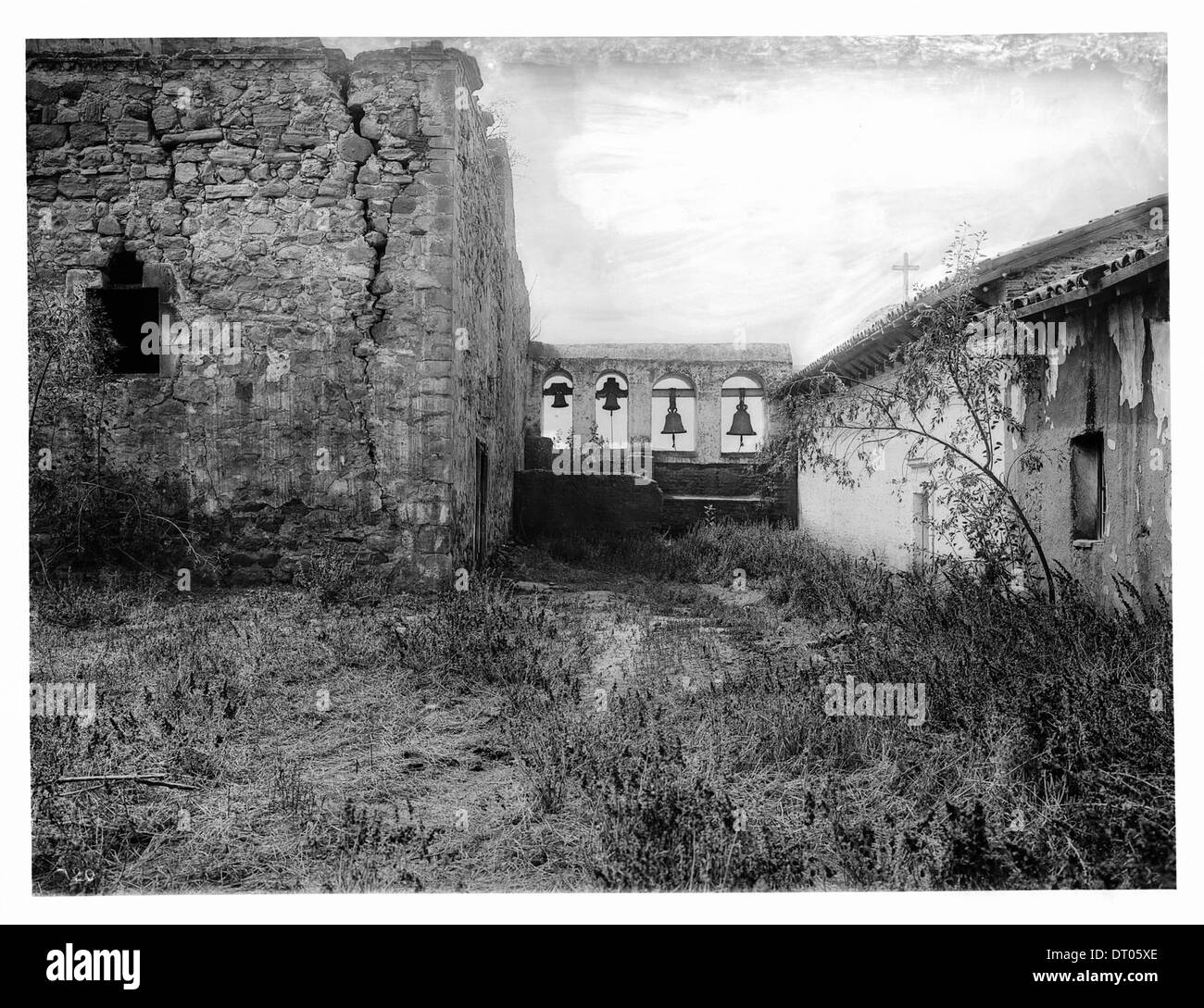 Photographie du clocher et de la première église de la Mission San Juan Capistrano, prise vers 1900, montrant l'architecture historique de la mission. Banque D'Images