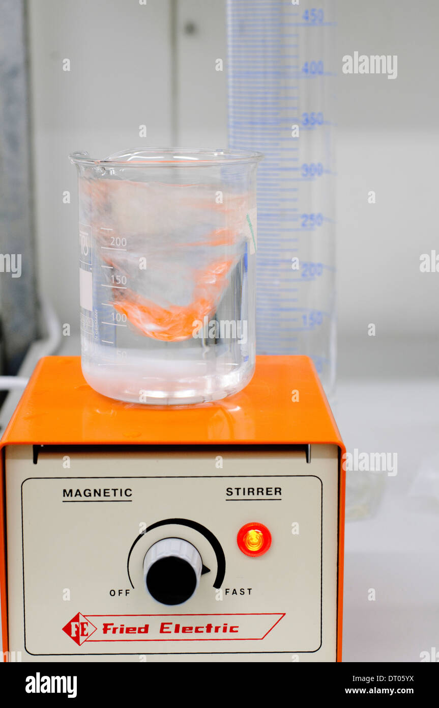 Agitateur magnétique dans un laboratoire de l'effet sur le liquide peut être vu Banque D'Images