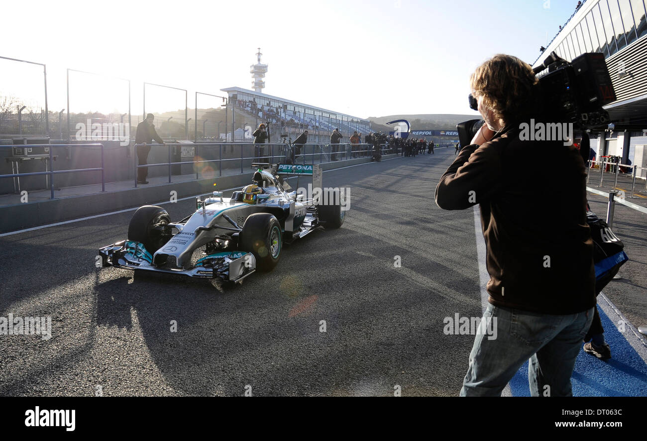 TV cameraman films Lewis Hamilton dans la McLaren MP4-29 à Pit Lane pendant les tests de Formule 1, Jerez, Espagne Fév. 2014 Banque D'Images