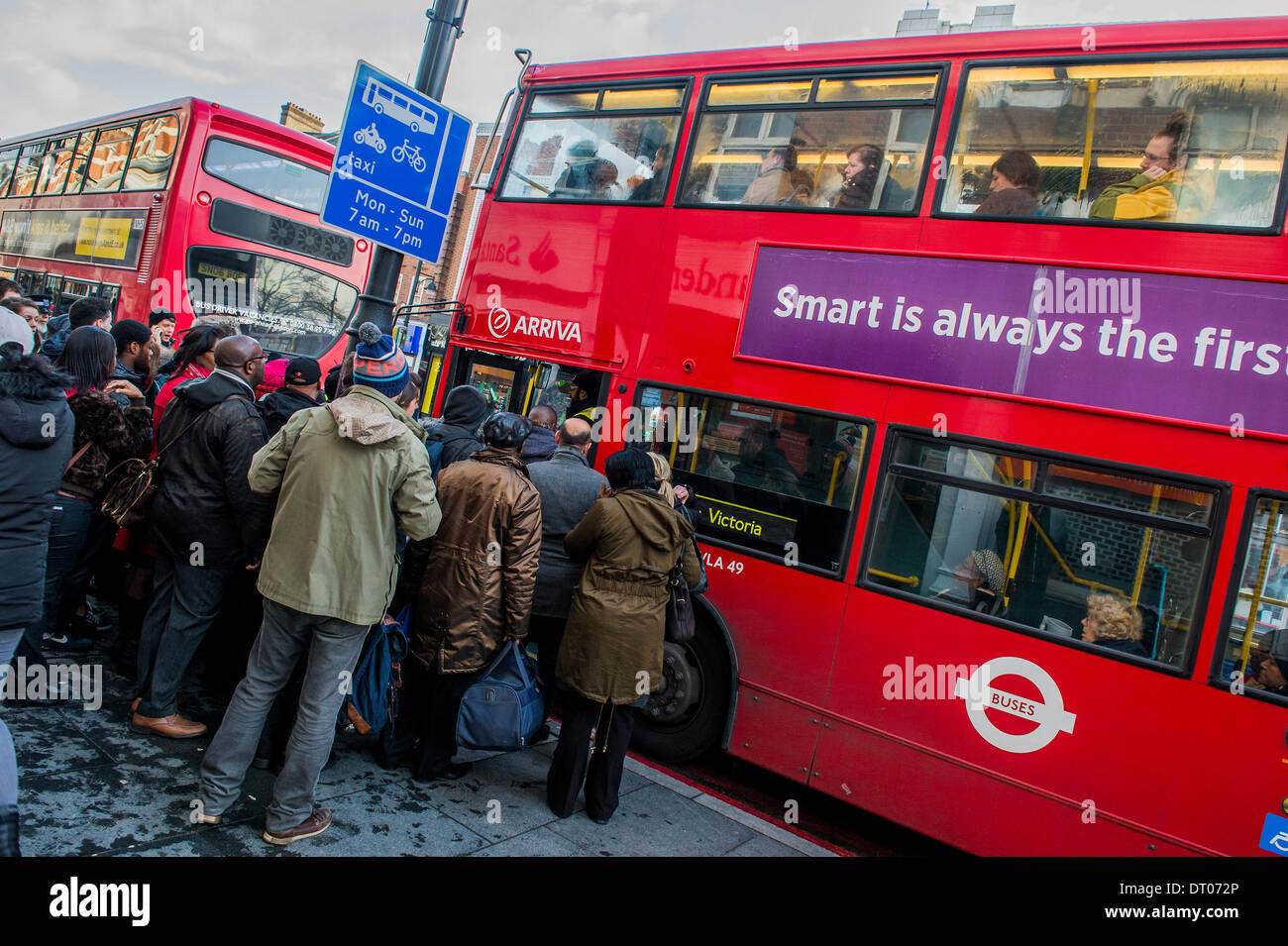 London, UK . 05 févr., 2014. La grève de 48 heures sur le métro de Londres provoque des perturbations pour les navetteurs à la brixton. Il y a de longues files d'attente pour les bus, et la circulation est gronda. Brixton, Londres, UK 05 févr. 2014. Crédit : Guy Bell/Alamy Live News Banque D'Images