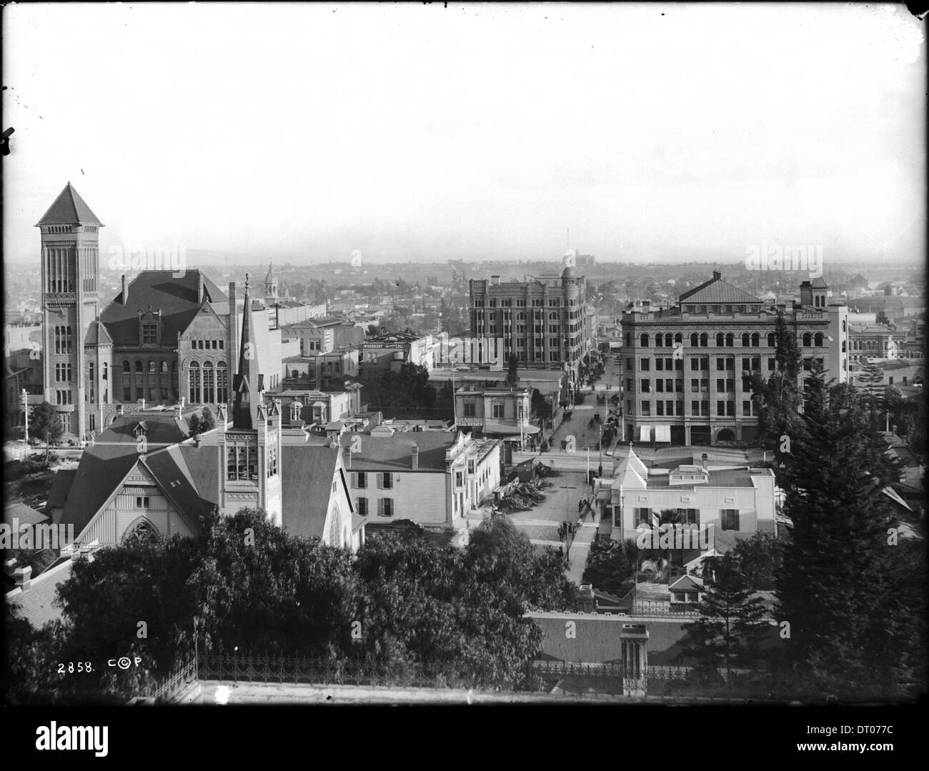 Une photographie montrant Broadway et Third Street, regardant vers l'est depuis Olive Street à Los Angeles, capturée entre 1890 et 1900. L’image met en évidence le développement urbain précoce de la ville. Banque D'Images
