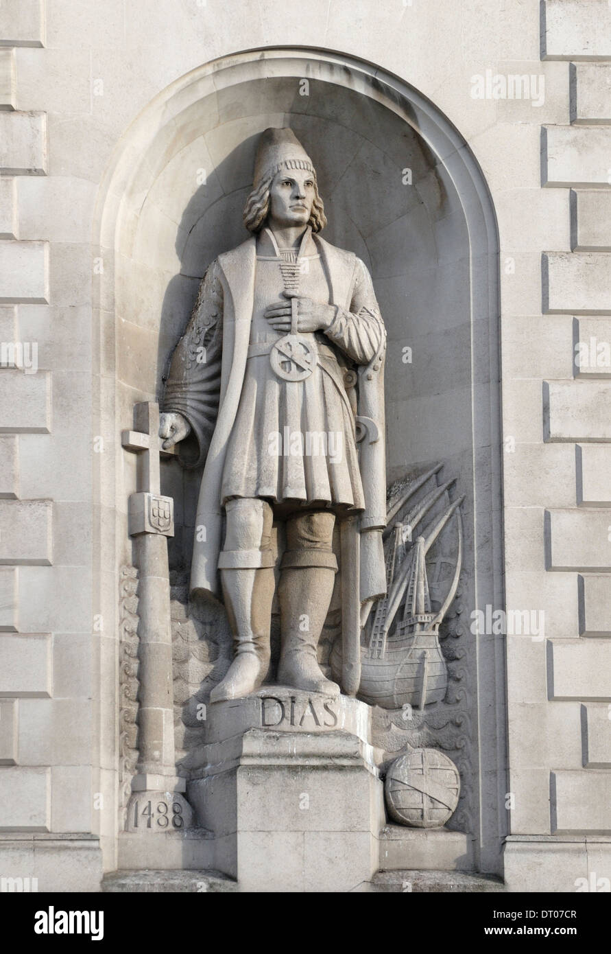 Londres, Angleterre, Royaume-Uni. Statue de Bartolomeu Dias (Bartholomew / explorateur portugais) sur la façade de la maison de l'Afrique du Sud, Trafalgar Sq Banque D'Images