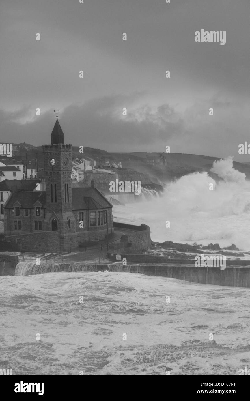 Porthleven, Royaume-Uni. 5e Mar, 2014. Certaines des plus grandes vagues s'écraser sur la côte de Cornouailles à marée haute dans les premières heures du matin, mercredi 5 février, un naufrage au moins 4 bateaux dans le port de Porthleven et causant des dommages à de nombreux bâtiments différents. Il ne semble pas y avoir de fin à la tempête avec des vents forts prévus pour la fin de semaine. Credit : Remy Boprey/Alamy Live News Banque D'Images
