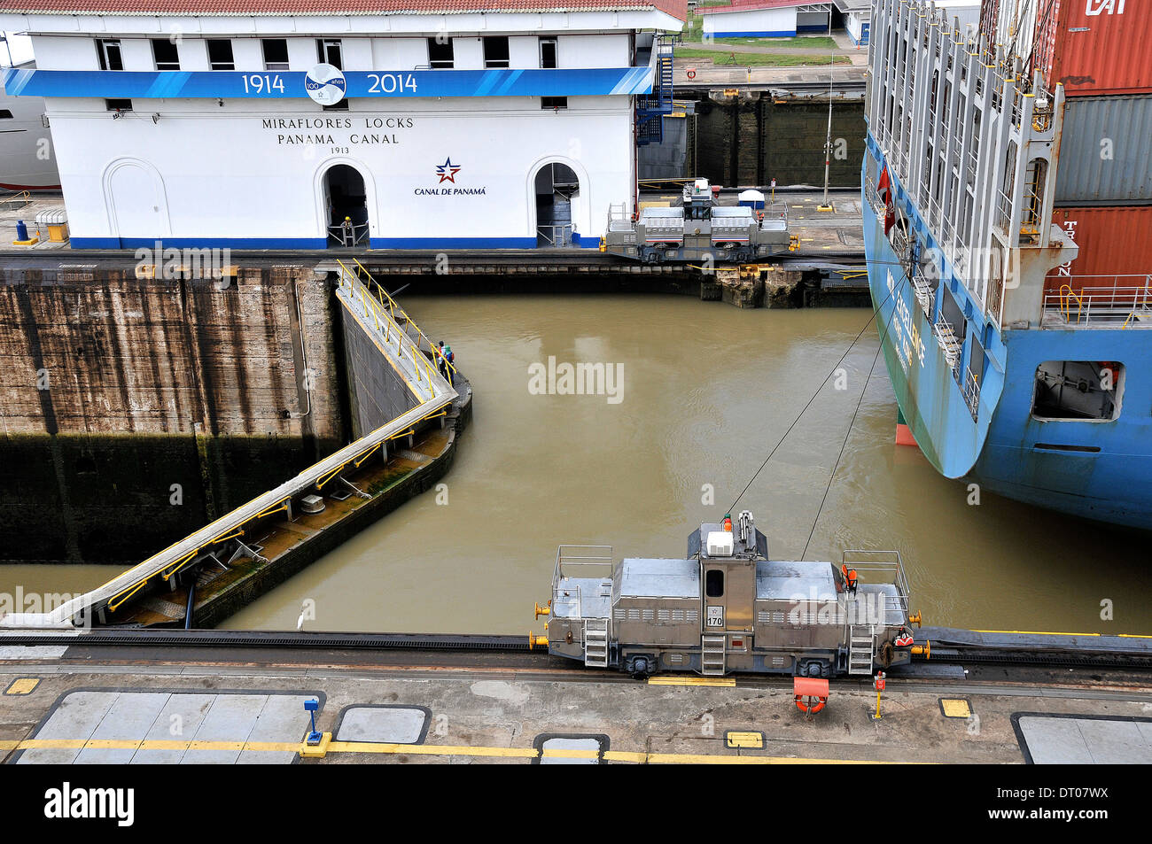 L'excellence mol dans le canal de Panama navire conteneurs écluses Miraflores Banque D'Images