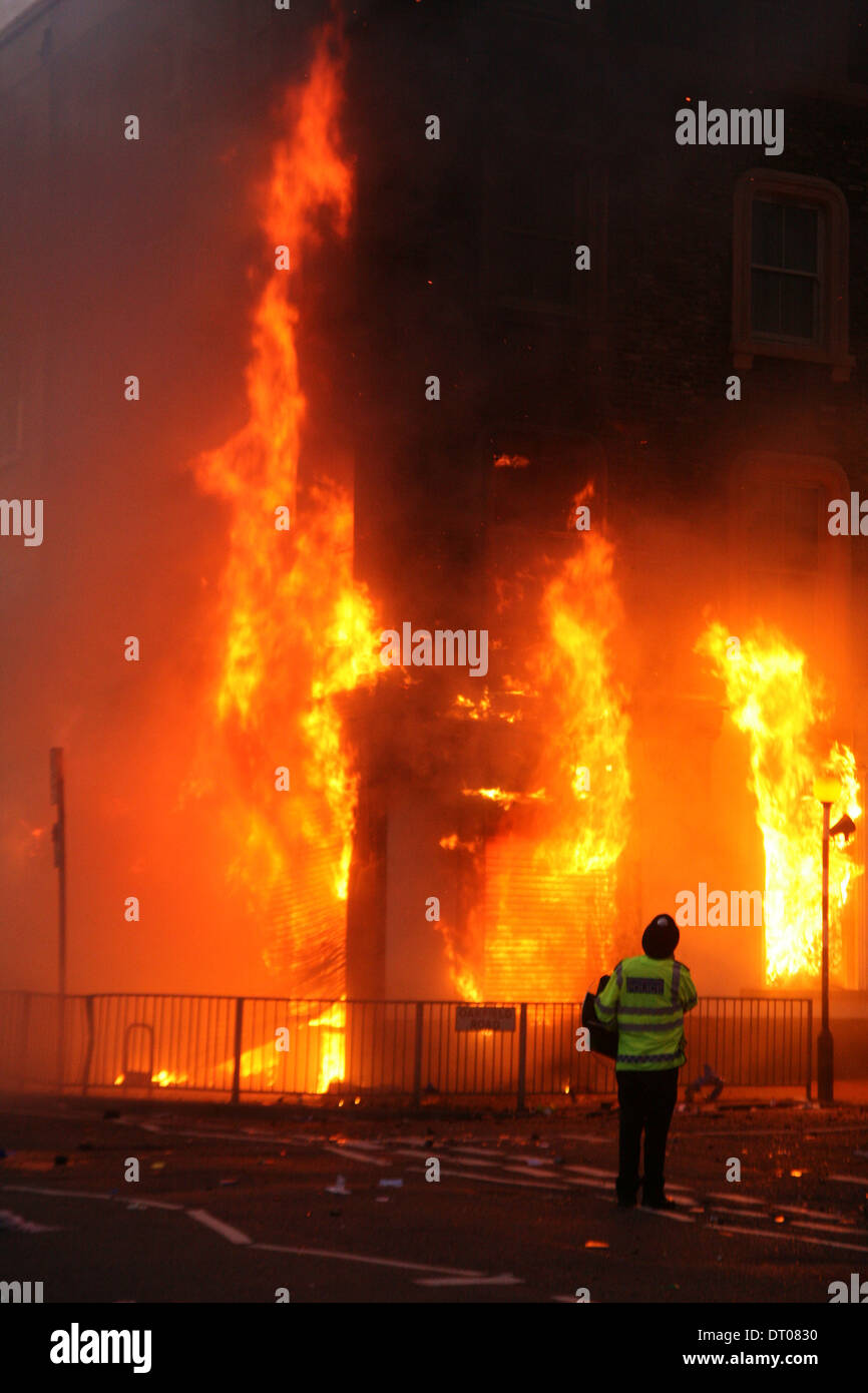 Boutique incendiée par des émeutiers à Croydon, au cours des émeutes de Londres premier jour Banque D'Images