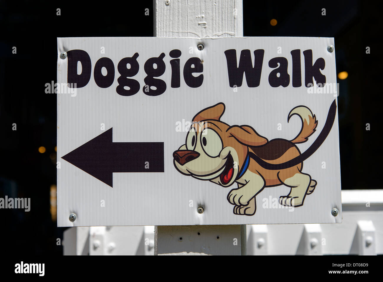 D'un signe indiquant un chien walking route Fisherman's Village, Punta Gorda, au sud-ouest de la Floride. C'est une région touristique. Banque D'Images