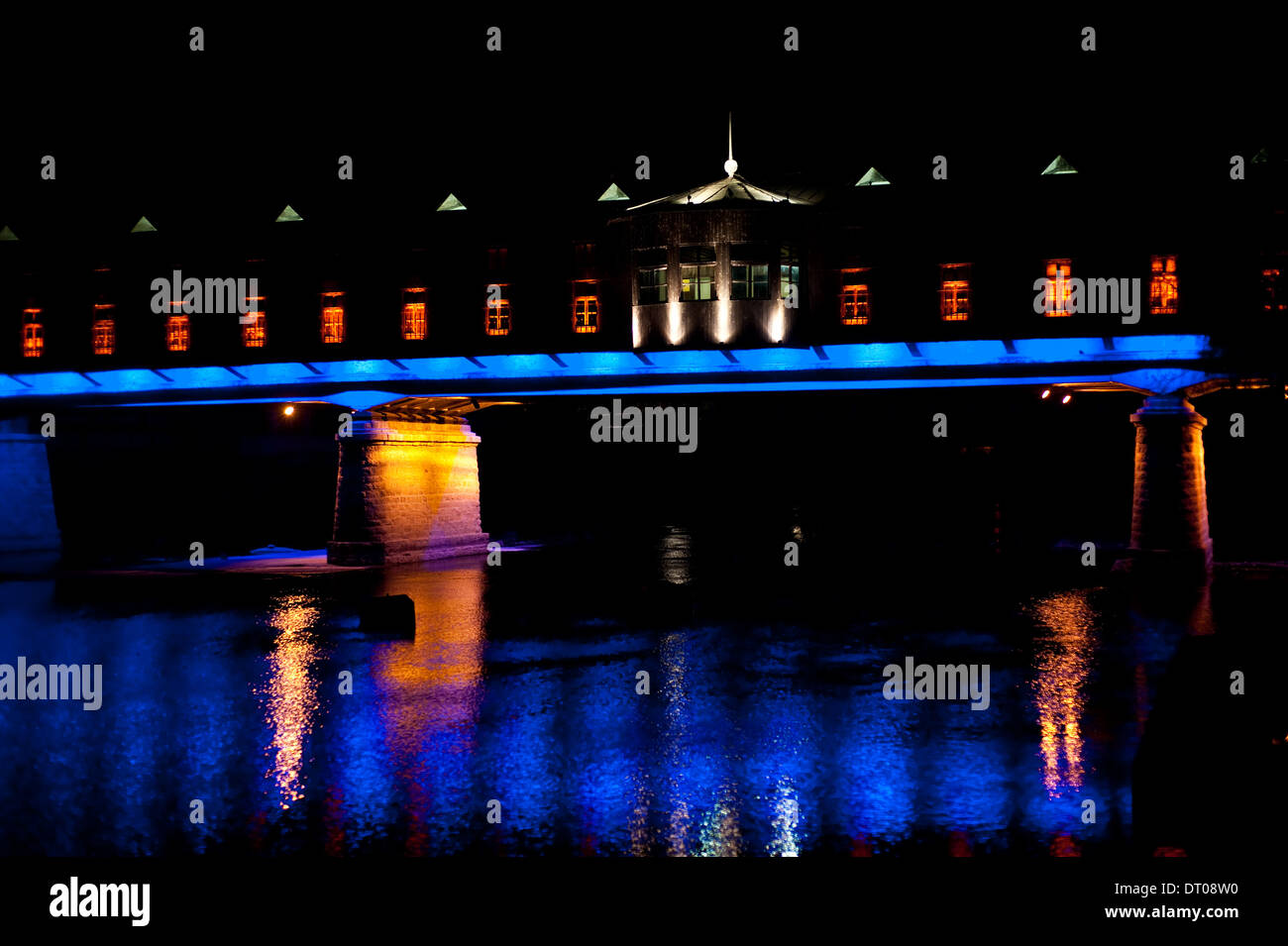 Pont couvert de nuit. Le pont est utilisé comme une zone piétonne et rue commerçante ( Bulgarie) Banque D'Images