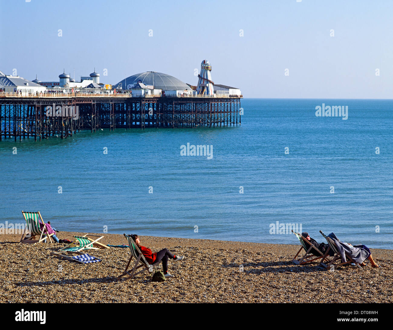 Les gens en train de bronzer sur la plage de Brighton Sussex UK Banque D'Images