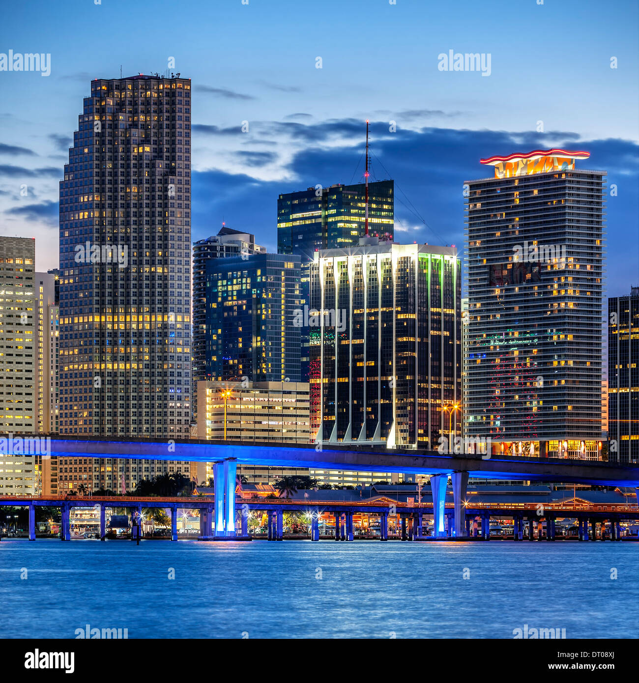 Ville de Miami en Floride, éclairé et les bâtiments résidentiels et d'affaires pont sur Biscayne Bay Banque D'Images