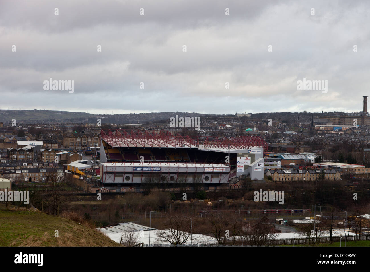 Terrain de football de la ville de Bradford, Valley Parade, une vue depuis une colline lointaine Banque D'Images