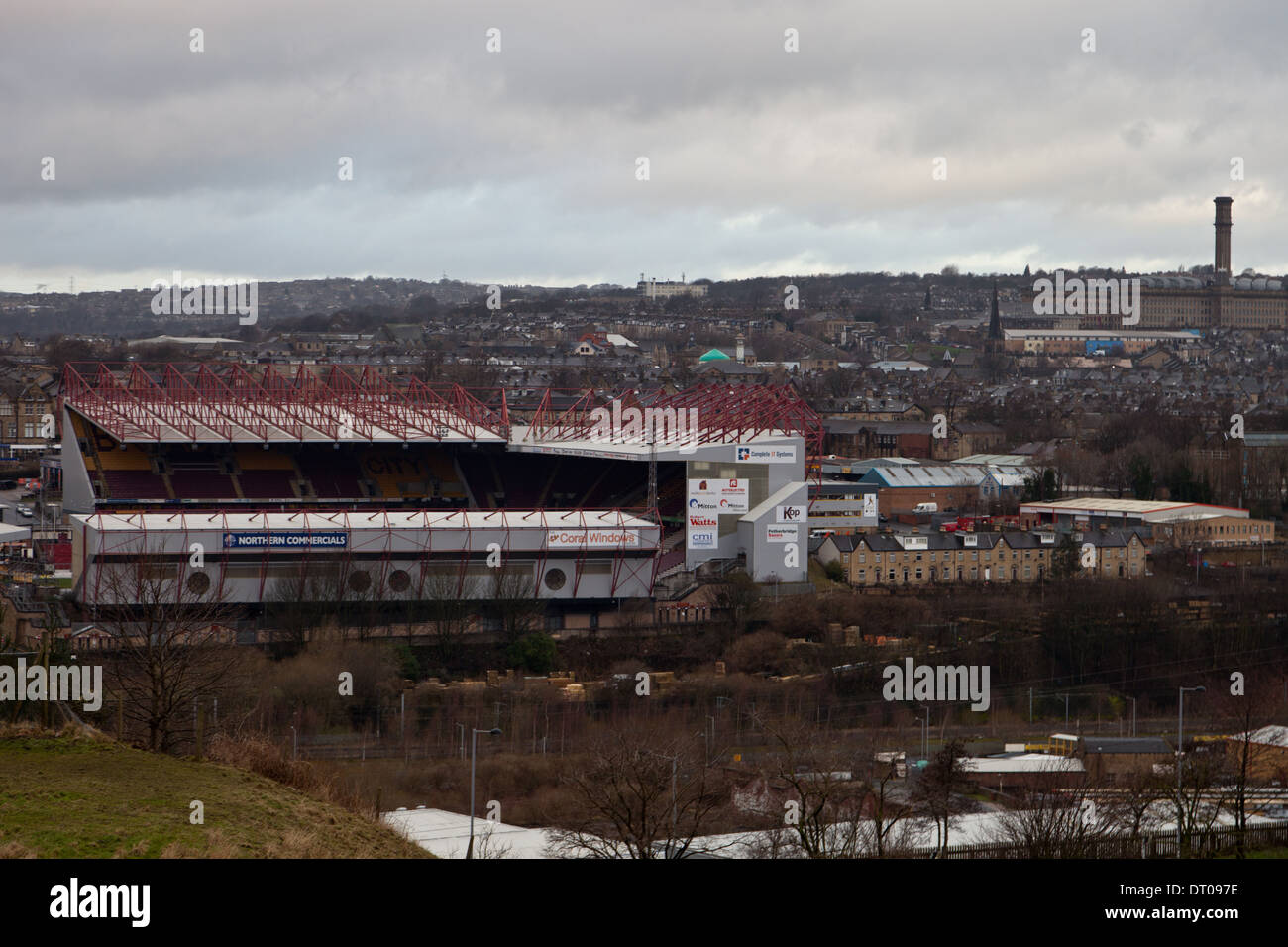 Terrain de football de la ville de Bradford, Valley Parade, une vue de Bolton Road, avec moulin à Lister, Manningham sur la droite Banque D'Images