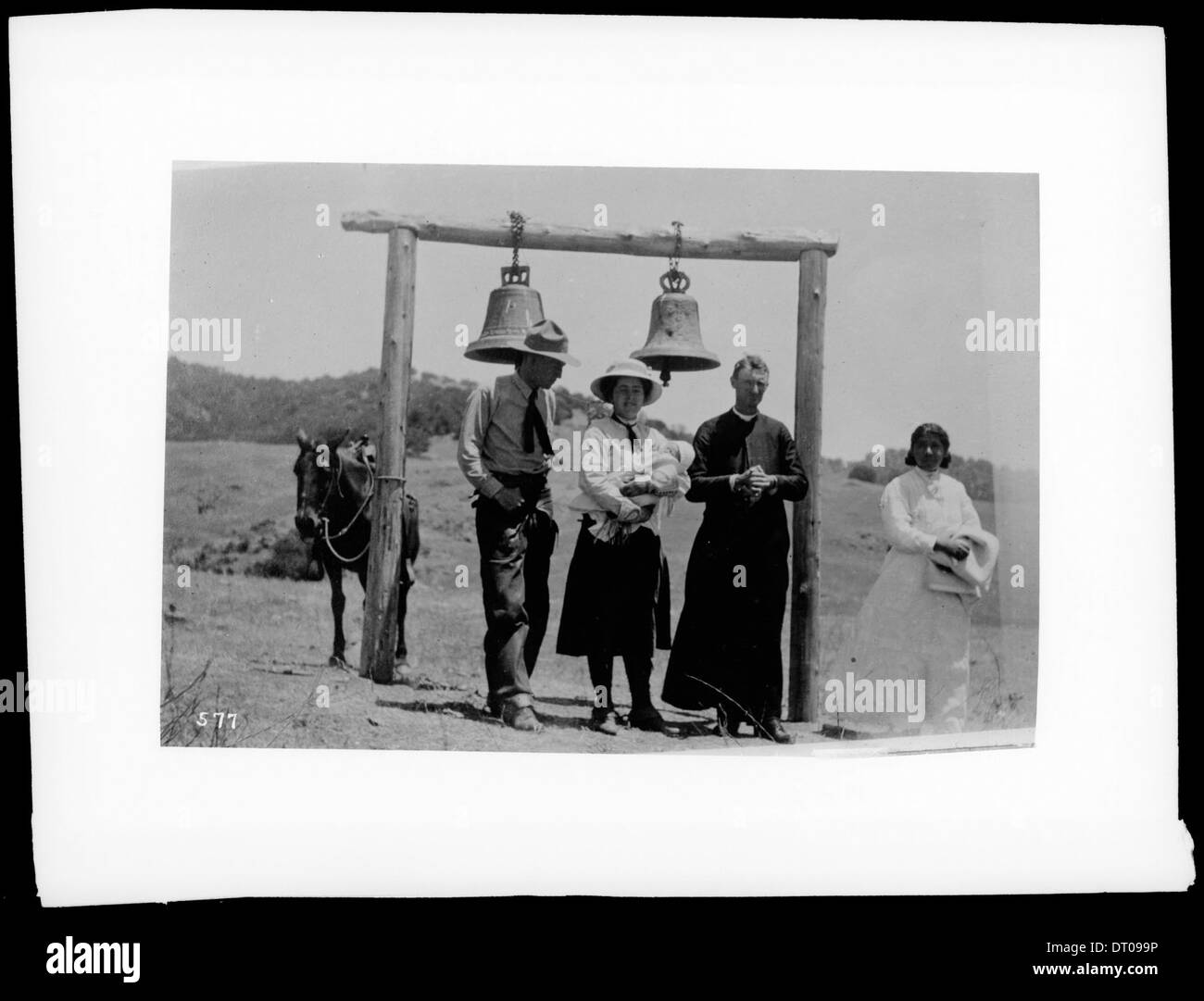 Baptême d'un bébé, à l'extérieur, sous la vieille mission bells, ca.1910 Banque D'Images