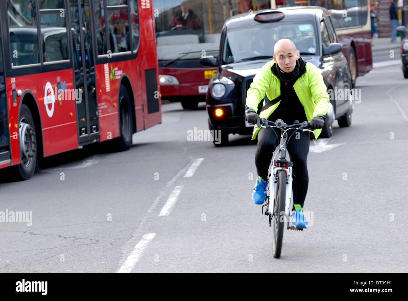 Londres, Angleterre, Royaume-Uni. Lorsque la circulation des cyclistes dans le centre de Londres (Trafalgar Square) sans casque Banque D'Images