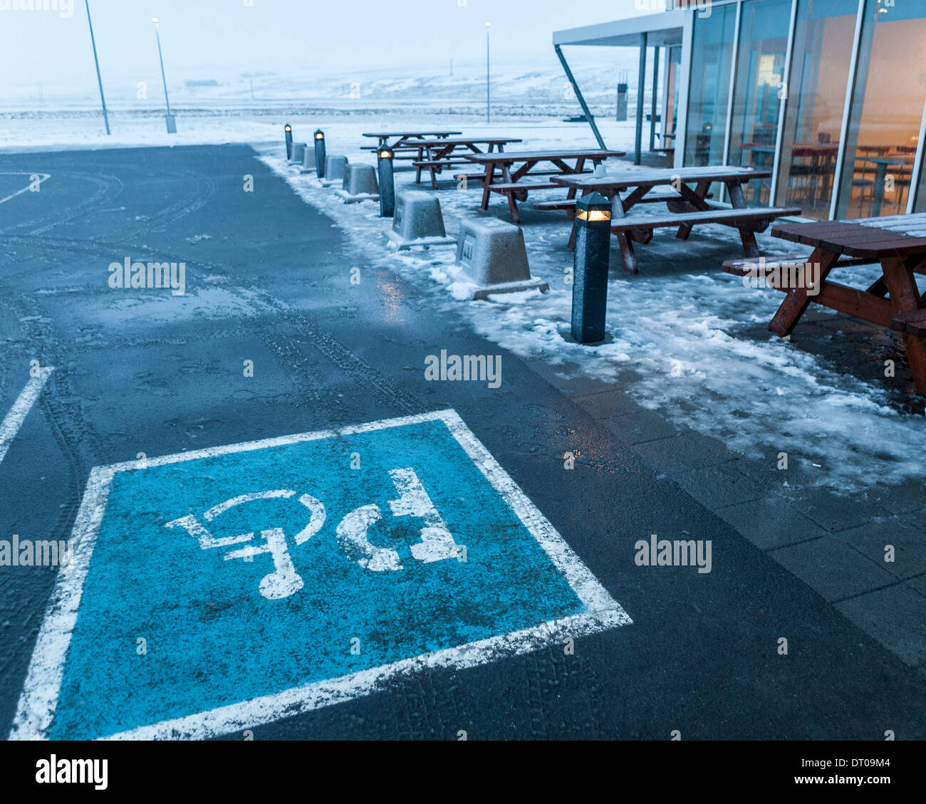 Parking pour une personne handicapée, Hrutafjordur fjord, l'Islande. Banque D'Images Parking pour une personne handicapée, Hrutafjordur fjord, l'Islande. Banque D'Images