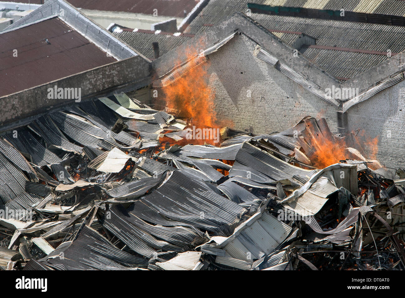 Buenos Aires, Argentine. 5e Mar, 2014. Un incendie ravage un entrepôt à Buenos Aires, Argentine, le 5 février 2014. Au moins sept pompiers et secouristes ont été tués dans l'effondrement du mur en raison de l'incendie. Crédit : Martin Zabala/Xinhua/Alamy Live News Banque D'Images