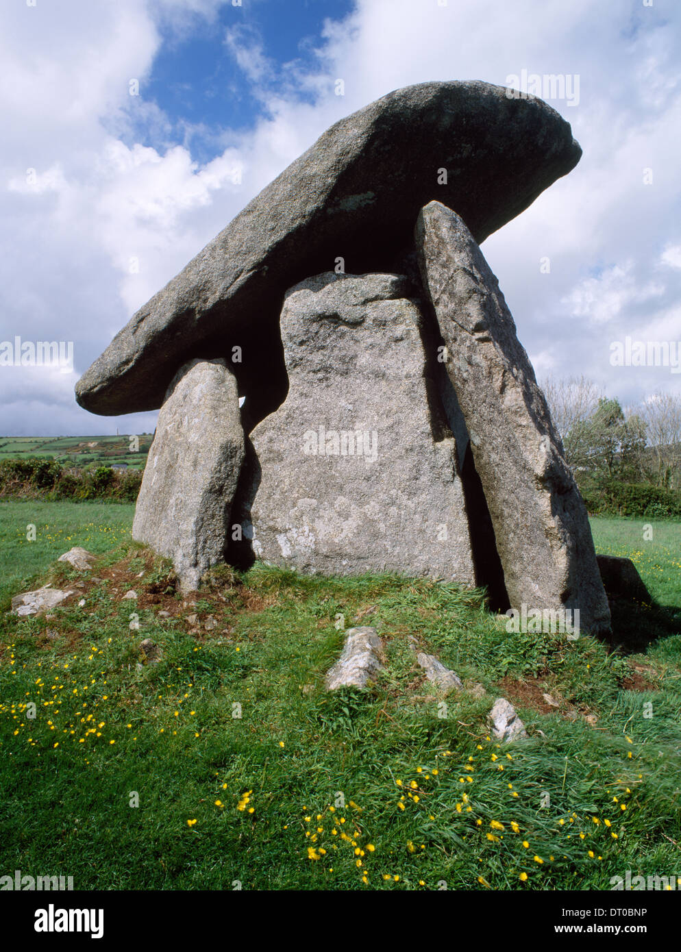 Trethevy Quoit portal dolmen, Cornwall : une tombe néolithique chambré alignés E-W avec chambre funéraire, antichambre et Capstone. Banque D'Images