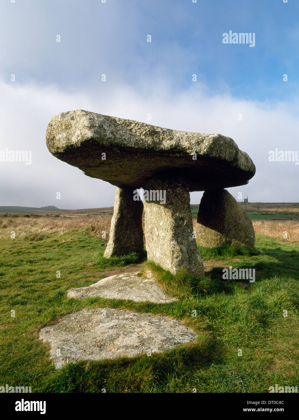 Lanyon Quoit, Cornwall : chambre funéraire néolithique à N Fin d'un long faible qui a le reste de l'inhumation à sa fin de cistes S Carn arrière Galva L. Banque D'Images