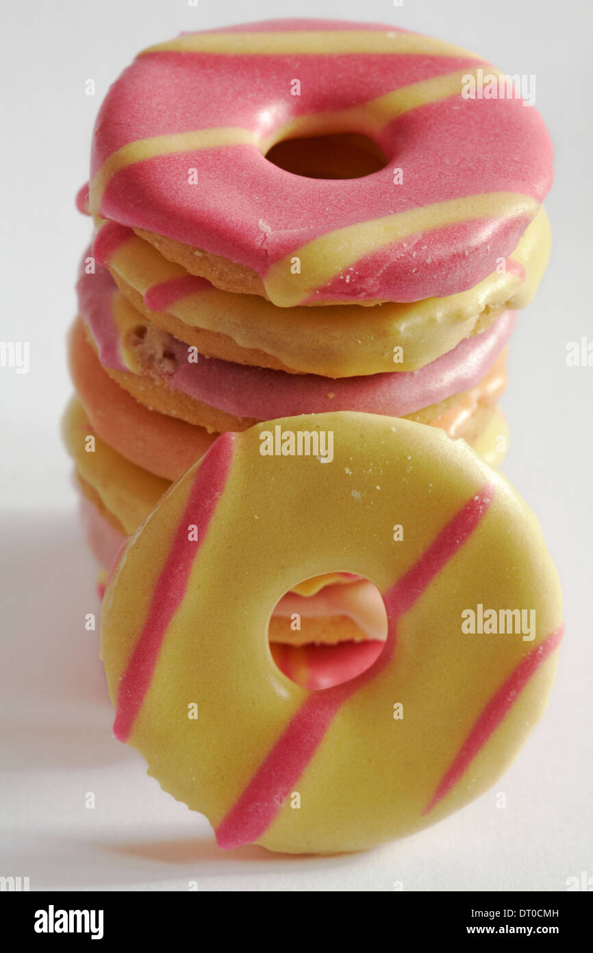 Pile de Fox's party mini biscuits anneaux fixés sur fond blanc Banque D'Images